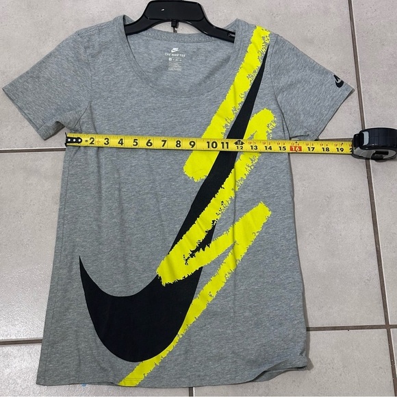 The Nike Tee Women Gray Shirt Active Nike Size XS. - Picture 6 of 7